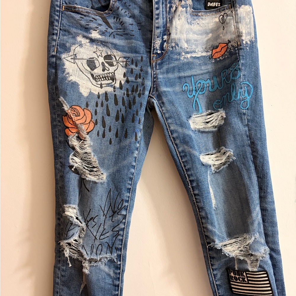 Distressed Blue Graphic Women’s Jeans with Patch & Embroidery - Picture 4 of 10